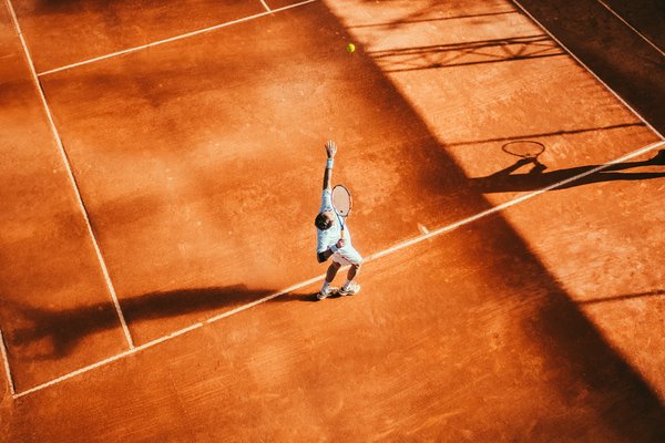 Come evitare le lesioni ai polsi durante la pratica del tennis?